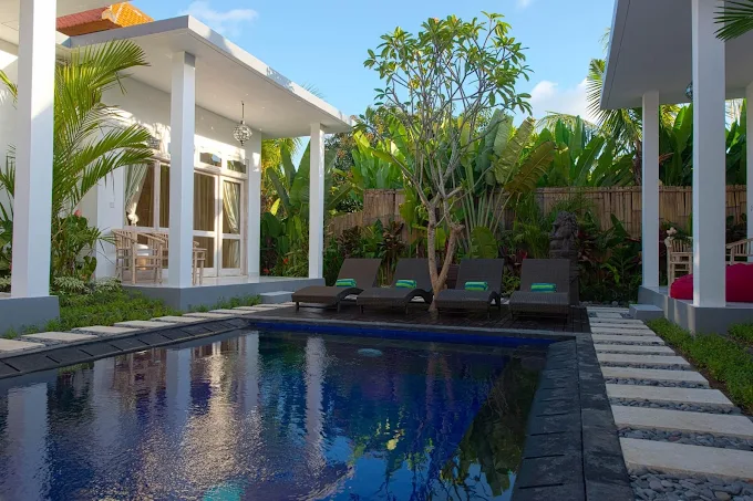 Reception and lounge area with 24-hour service