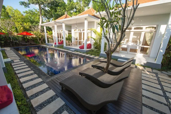 Garden and exterior seating around the hotel